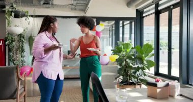 Çeşitli iş arkadaşları modern ofiste kurdele kesimini kutluyor, ellerinde belge tutuyor ve gülümseme takınıyorlar. Kutlama, takım çalışması, modern, girişimcilik, profesyonel, yoldaşlık, renkli