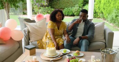 Dışarıda kutlama, pasta ve meyvenin tadını çıkaran bir çift. Kutlama, tatlı, rahatlama, yaşam tarzı, mutluluk