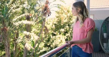 Balkonda genç bir çift, yüzüklü bir adam, neşeyle gülümseyen bir kadın. Teklif, nişan, romantizm, aşk, ilişki, mutluluk