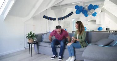 Çift ikinci şarap kadehini kapıyor, balonların altında bardakları tokuşturup dans ederek kutlama yapıyor. Kutlama, samimiyet, neşe, romantizm, dekor, eğlence, zarafet