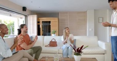 Arkadaşlar evdeki kanepede gülüp konuşuyorlar, gündelik toplantıların tadını çıkarıyorlar. Arkadaşlık, boş zaman, bağ, birliktelik, rahatlama, sohbet.