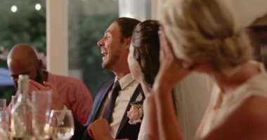 Çeşitli çiftler alacakaranlık masasında oturmuş arkadaşlarıyla kadeh kaldırmaya başladıktan sonra gülüyor ve flüt kaldırıyorlardı. Kutlama, neşe, yoldaşlık, zarafet, romantizm, neşe, şenlik