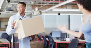 Çeşitli iş arkadaşları el sıkışırken, bir meslektaşım modern ofiste masalarla bizi izliyor. İşbirliği, anlaşma, profesyonellik, takım çalışması, müzakere, çağdaş, çalışma alanı