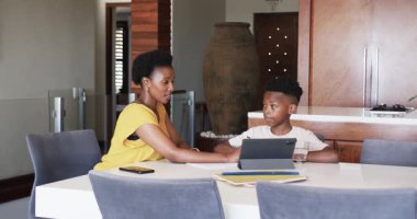 Aile evde kaliteli zaman geçiriyor, oğul tablet kullanıyor ve ebeveynler gülümsüyor. bağlanma, teknoloji, ilişkiler, ebeveynlik, boş zaman, mutluluk