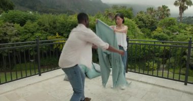 Çeşitli çiftler şarap içmeden önce terasa deniz mavisi battaniyesi yayıp yastıklar diziyorlar. Romantizm, açık hava, dinginlik, rahatlık, macera, bağlantı, zarafet