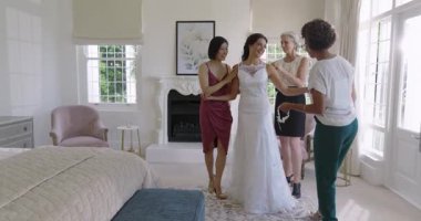 Annesiyle gelin, evde kolye takan arkadaşlar, tur rehberliği, düğün için dantel jartiyer. Zarafet, kutlama, kadınlık, sofistike, samimiyet, işçilik, gelenek