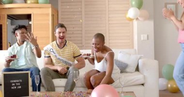 Arkadaşlar yeni işi pasta ve konfeti ile kutluyorlar. Neşeli ve heyecanlı bir ortam. Kutlama, mutluluk, başarı, parti, başarı, mutluluk