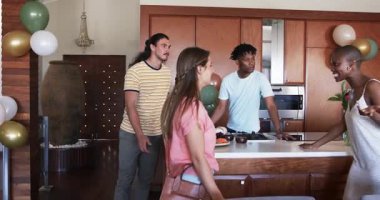 Mutfakta toplanmak, arkadaşlar sohbet etmek ve atıştırmak, birlikte mutlu olmak. Arkadaşlık, birliktelik, sosyalleşme, bağlanma, mutluluk, keyif