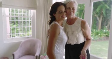 Annem geline parfüm sıkar, hizmetçi küpeleri keser gelin süitinde sarılır, fotokopi çekerdi. Aile, zarafet, yakınlık, kutlama, şefkat, hazırlık, güzellik