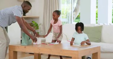 Afro-Amerikan kardeşler, Parlak Yaşam Evi 'ndeki ahşap sehpada yaratıcı sanatla ilgileniyorlar. Yaratıcılık, kardeşler, modern, rahat, etkileşimli, doğal ışık, çalışma alanı, neşe, rahatlama