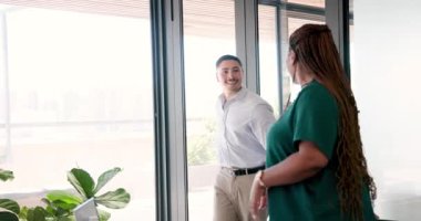 Ofiste kurdele kesme törenine katılan çeşitli iş arkadaşları ellerinde dizüstü bilgisayar, kağıt, kalem tutuyorlardı. İşbirliği, yenilik, takım çalışması, profesyonellik, kutlama, şirket, iletişim