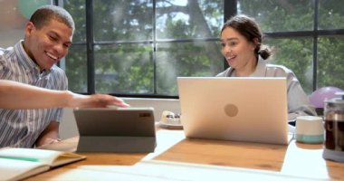 Ofisteki iş kadınına balonla süslenmiş pasta veren mutlu bir işadamı. Ofis partisi, eğlence, kutlama, iş, ofis ve iş ortamı kavramı.