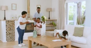 Modern evde aile bağları, kız kağıt üzerinde resim çizerken erkek tahtanın yanında duruyor. Ev, konfor, birliktelik, yaratıcılık, güneş ışığı, dekor, eğlence, aile zamanı