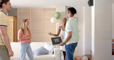 Arkadaşlar evde kutlama yapıyor, şampanya bardaklarıyla kadeh kaldırıyor ve neşeyle gülümsüyor. Kutlama, parti, arkadaşlık, mutluluk, yaşam tarzı, birliktelik