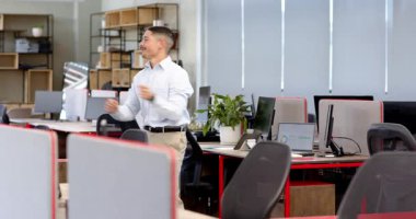 Modern ofiste kurdele kesimine katılan çeşitli meslektaşlar masalar ve sandalyelerle. İşbirliği, çalışma alanı, kutlama, yenilik, takım çalışması, profesyonel, modern