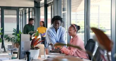 Afro-Amerikan takımı tablet etrafında toplanıyor, iş arkadaşlarıyla el ele veriyor, ofiste bir şeyleri kutluyor. İşbirliği, takım çalışması, yenilik, modernlik, dijital, üretkenlik, beyin fırtınası