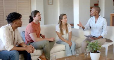 Partide, çeşitli arkadaş grupları evde ciddi konuşmalar yapıyor, dikkatle dinliyorlar. İletişim, arkadaşlık, birliktelik, oturma odası, toplanma, çeşitlilik