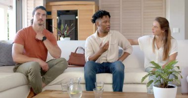 Partide, evdeki kanepede, arkadaşlarımız sohbette destek ve anlayış gösteriyorlar. Arkadaşlık, iletişim, empati, bağ, oturma odası, bakım