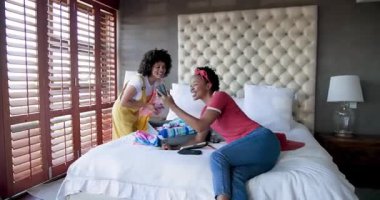 Eşyalarını topluyor, çeşitli bayan çiftler gülümsüyor evde, oturma odasında tatile hazırlanıyorlar. Seyahat, arkadaşlık, yaşam tarzı, eğlence, hazırlık, mutluluk