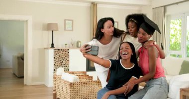 Yeniden birleşme panosuna dikkat çekmek, çeşitli bayan arkadaşların evde selfie çekmesi, telefonda gülmeleri. Arkadaşlar, kutlama, samimi, neşeli, yaşam tarzı, neşeli, ev