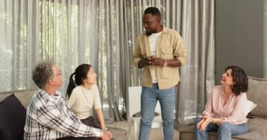 Mutlu erkek terapist hastaya heykel veriyor ve grup terapisinde fotoğraf çekiyor. Takım çalışması, akıl sağlığı, iletişim ve terapi kavramı.