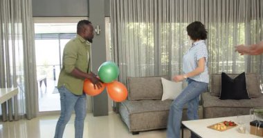 Çeşitli hastalar ve kadın hemşire, yeni bir kadın fizyoterapi hastasını kliniğe kabul ediyor. Sağlık, tedavi ve fizyoterapi kavramı.