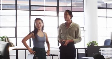 İki mutlu meslektaş birlikte çalışmayı tartışıyor ve bir ofiste kutudan bir şeyler çıkartıyorlar. Takım çalışması, iş ve iletişim konsepti.