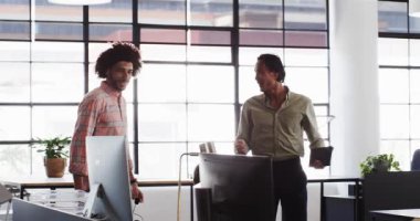 Birlikte çalışmayı tartışan iki farklı erkek arkadaş etrafta dolanıp ofisi tanıtıyorlar. Takım çalışması, iş ve iletişim konsepti.