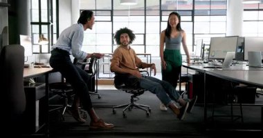 Ofiste bilgisayarın etrafında birlikte çalışmayı tartışan üç farklı mutlu meslektaşım var. Takım çalışması, iş ve iletişim konsepti.