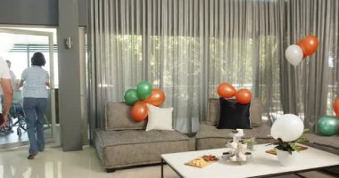 Çeşitli hastalar ve kadın hemşire, yeni bir kadın fizyoterapi hastasını kliniğe kabul ediyor. Sağlık, tedavi ve fizyoterapi kavramı.