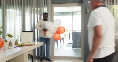 Ofis salonundaki bir parti için masa ve dekorasyon hazırlayan çeşitli meslektaşlarınız kutlu olsun. Kutlama, eğlence, birliktelik, ofis partisi ve iş konsepti.