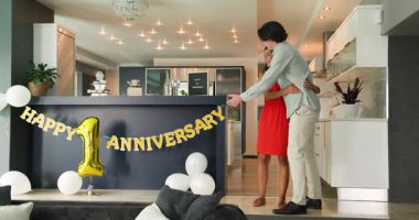 Birlikte dans eden ve oturma odasındaki yıldönümü partisinde kutlama yapan mutlu çift. Kutlama, yıldönümü, ilişki, parti ve yaşam tarzı konsepti.