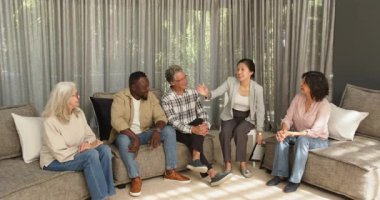 Terapist hastaya sertifika veriyor. Odada başkaları da var. Başarı, kutlama, destek, terapi, danışmanlık, başarı