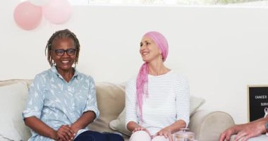 Kanepede çeşitli son sınıf arkadaşları el çırpıyor ve pastadan sonra insan eliyle doğum günü mumları üflüyor. Son sınıf, arkadaşlık, kutlama, rahat, neşeli, eski moda, sıcak