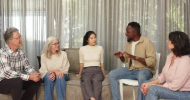 Mutlu erkek terapist hastalara heykel veriyor ve grup terapisi uyguluyor. Takım çalışması, akıl sağlığı, iletişim ve terapi kavramı.