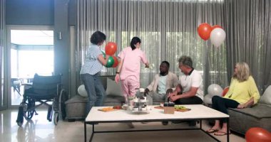 Yeni fizyoterapiye hoş geldin, hastane terapi odasındaki hastalarla ilgilenen hemşire. Sağlık, rehabilitasyon, tıbbi, mesleki, bakım, destek