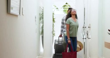 Çeşitli çiftler ellerinde çantalarla antreye doğru yürüyorlar ve güneş şapkası bavulun yanında sarılıyorlar. Romantik, samimi, modern, yaşam tarzı, sıcak, neşeli, sevecen