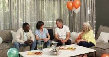 Ofis salonundaki partiden sonra masa temizliği ve süslemeler için mutlu meslektaşlar. Kutlama, eğlence, birliktelik, ofis partisi ve iş konsepti.