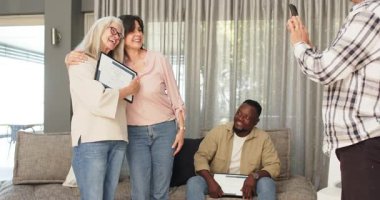 Mutlu kadın terapist erkek hastaya heykel veriyor ve hastalarla terapide fotoğraf çekiyor. Takım çalışması, akıl sağlığı, iletişim ve terapi kavramı.