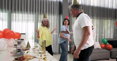 Ofiste kutlama, dans eden ve yerden konfeti temizleyen meslektaşlar. Ofis partisi, kutlama, takım çalışması, şenlik, iş yeri