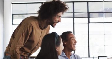 Ofiste bilgisayarın etrafında birlikte çalışmayı tartışan üç farklı mutlu meslektaşım var. Takım çalışması, iş ve iletişim konsepti.