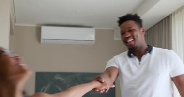 Çeşitli çiftler oturma odasındaki koltukta haberleri paylaşıyor, hamilelik testlerini gösteriyor ve neşeyle sarılıyorlar. Romantizm, samimiyet, neşe, sürpriz, kutlama, bağlantı, mutluluk