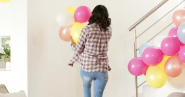 Evde balonlar ve tortilla cipsleriyle çeşitli yetişkin ve genç kız kardeşler parti düzenliyor. Kutlama, şen şakrak, iç mekan, modern, pastel, kardeşler