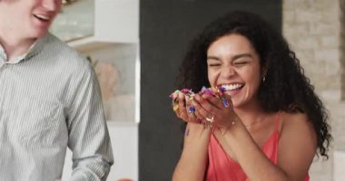 Konfeti atan ve oturma odasındaki yıldönümü partisinde kutlama yapan mutlu çift. Kutlama, yıldönümü, ilişki, parti ve yaşam tarzı konsepti.