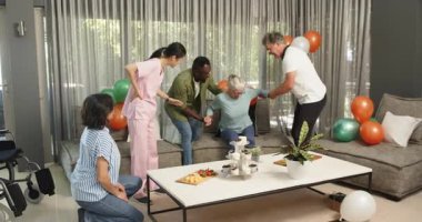 Çeşitli hastalar ve kadın hemşire, yeni bir kadın fizyoterapi hastasını kliniğe kabul ediyor. Sağlık, tedavi ve fizyoterapi kavramı.