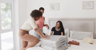 Çok fazla bavul hazırladıktan sonra çeşitli kadın arkadaşlar yatak odasında telefonda film çekmeye başladılar. İşbirliği, takım çalışması, canlı, boş zaman, açık hava, yaşam tarzı, bağlantı