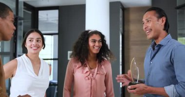 En iyi çalışanı ödüllendiren, kutlama yapan ve ofiste tokalaşan çeşitli meslektaşlarınız kutlu olsun. Takım çalışması, iş, kutlama ve iletişim konsepti.