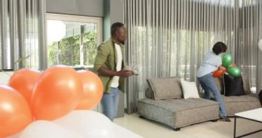 Ofis salonundaki bir parti için masa ve dekorasyon hazırlayan çeşitli meslektaşlarınız kutlu olsun. Kutlama, eğlence, birliktelik, ofis partisi ve iş konsepti.