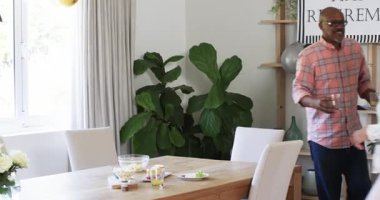 Çeşitli son sınıf arkadaşları kek standı, balonlar ve emeklilik afişleriyle yemek masasını dekore ediyorlar. Kutlama, toplama, dekor, kilometre taşı, topluluk, arkadaşlık, festival