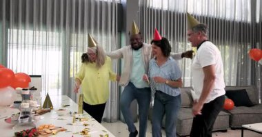 Ofiste kutlama, dans eden ve neşeli ifadelerle kucaklaşan meslektaşlar. Kutlama, takım çalışması, mutluluk, başarı, çalışma ortamı